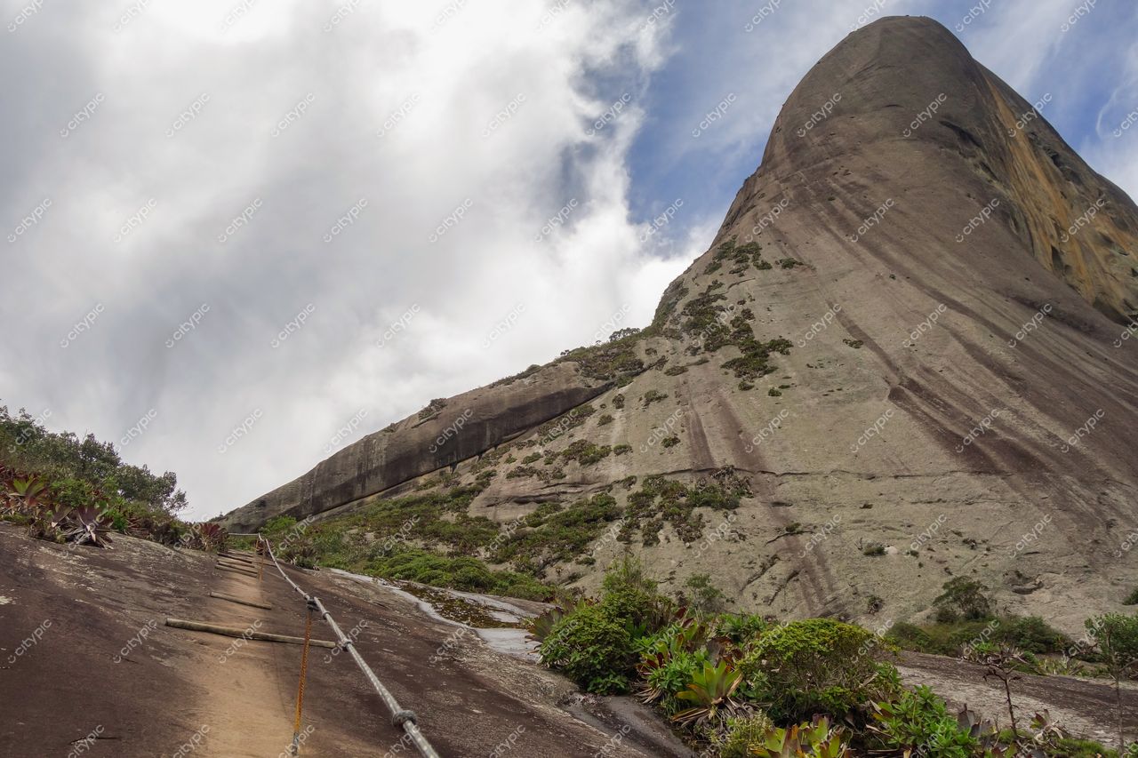 Domingos Martins, Espírito Santo, vista da formação rochosa com vegetação rasteira e caminho de ascensão durante o dia
