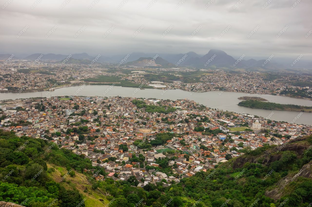 Vitória, Espírito Santo com vista panorâmica da área urbana e vegetação nas encostas sob céu nublado