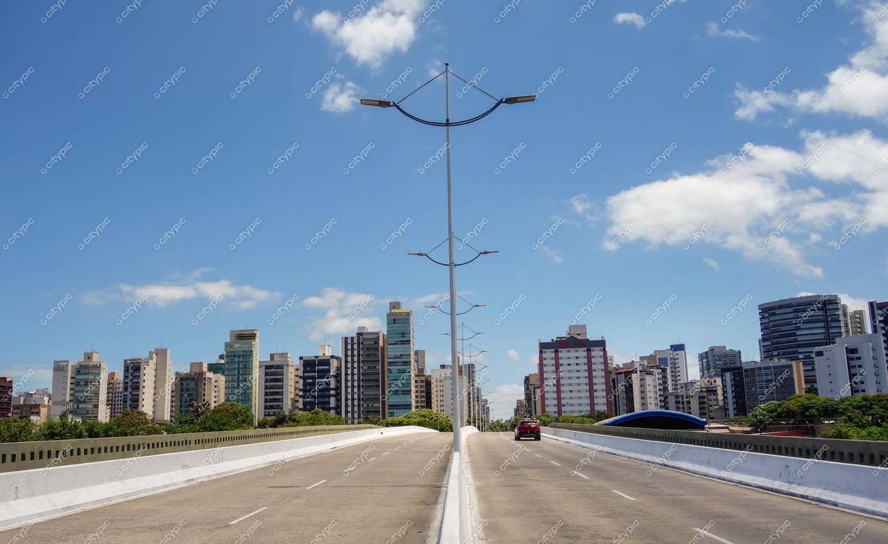Vitória, Espírito Santo vista urbana com ponte ampla, edifícios modernos e áreas verdes em dia ensolarado