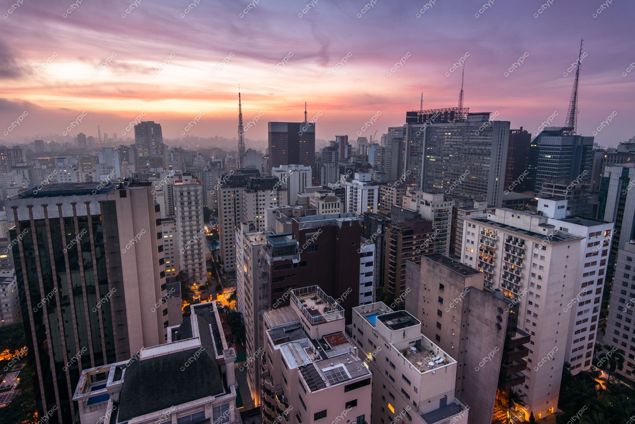 São Paulo, São Paulo, vista panorâmica ao amanhecer com céu rosa e azul e silhueta de edifícios altos