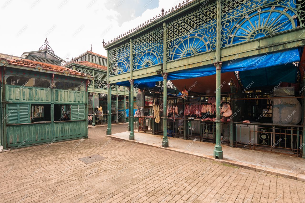 Belém, Pará mercado histórico com arquitetura em ferro fundido e barracas coloridas sob luz natural vibrante