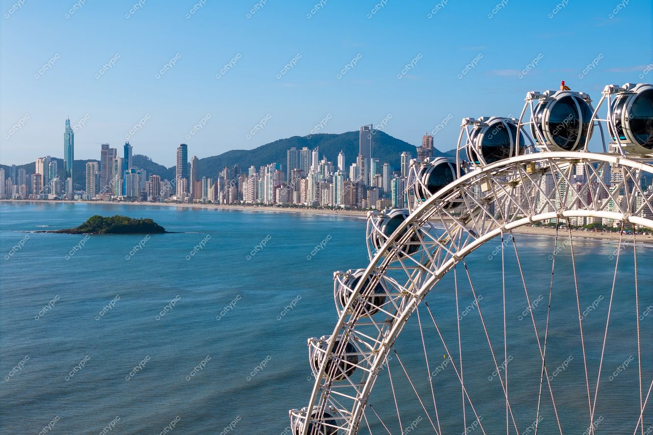 Balneário Camboriú, Santa Catarina, roda-gigante em primeiro plano com horizonte urbano iluminado e paisagem costeira ao fundo