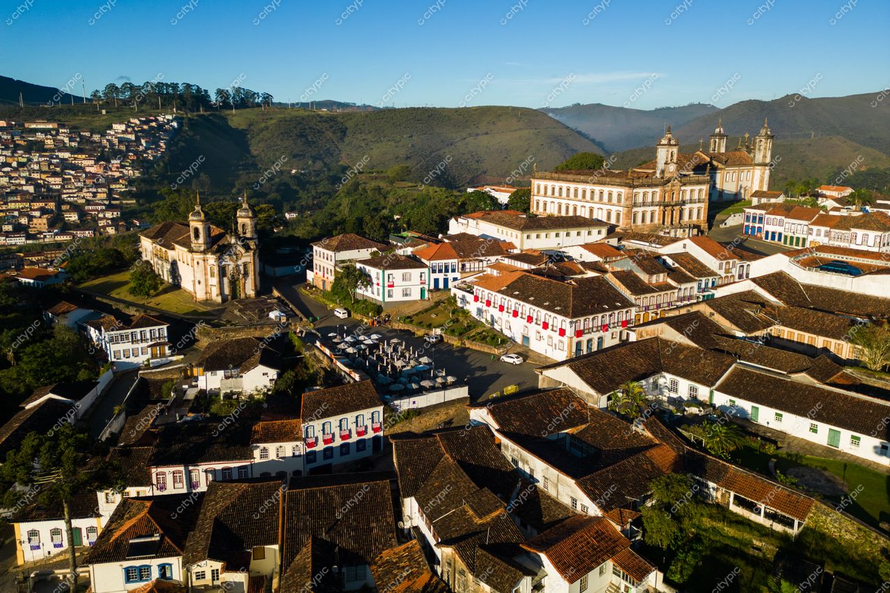 Ouro Preto, Minas Gerais vista aérea com iluminação suave da manhã destacando arquitetura colonial e relevo montanhoso