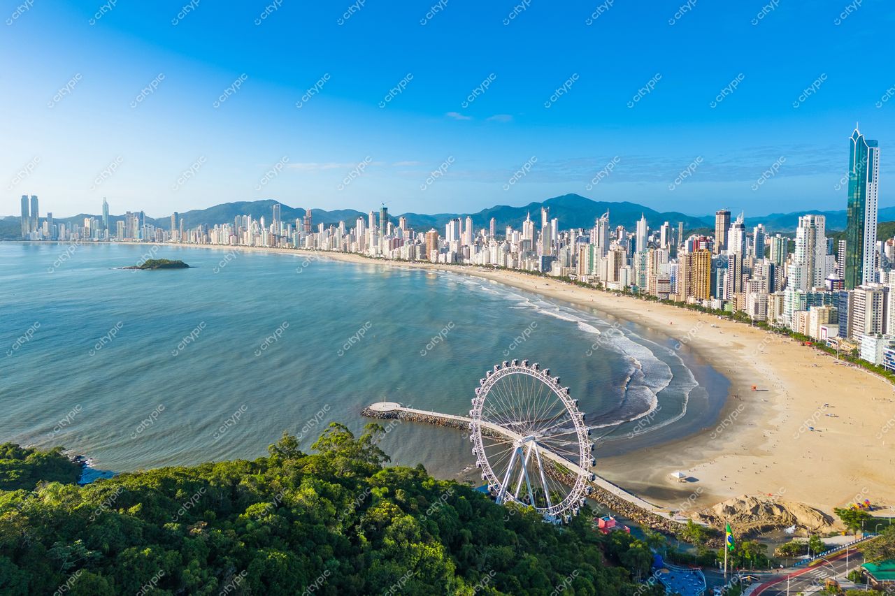 Balneário Camboriú, Santa Catarina, vista panorâmica com arranha-céus, roda-gigante e vegetação exuberante em dia ensolarado
