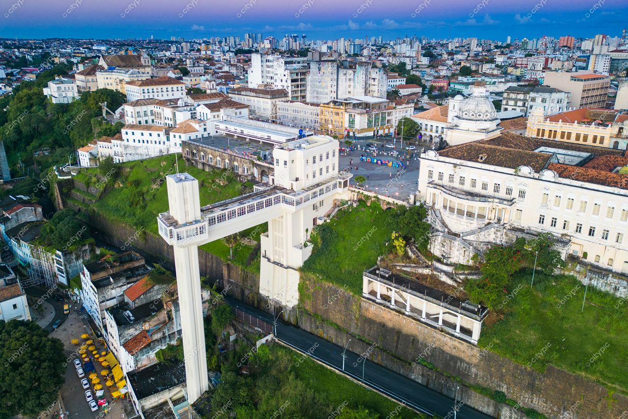 Salvador, Bahia vista aérea do Elevador Lacerda com luz suave, prédios históricos e vegetação nas encostas