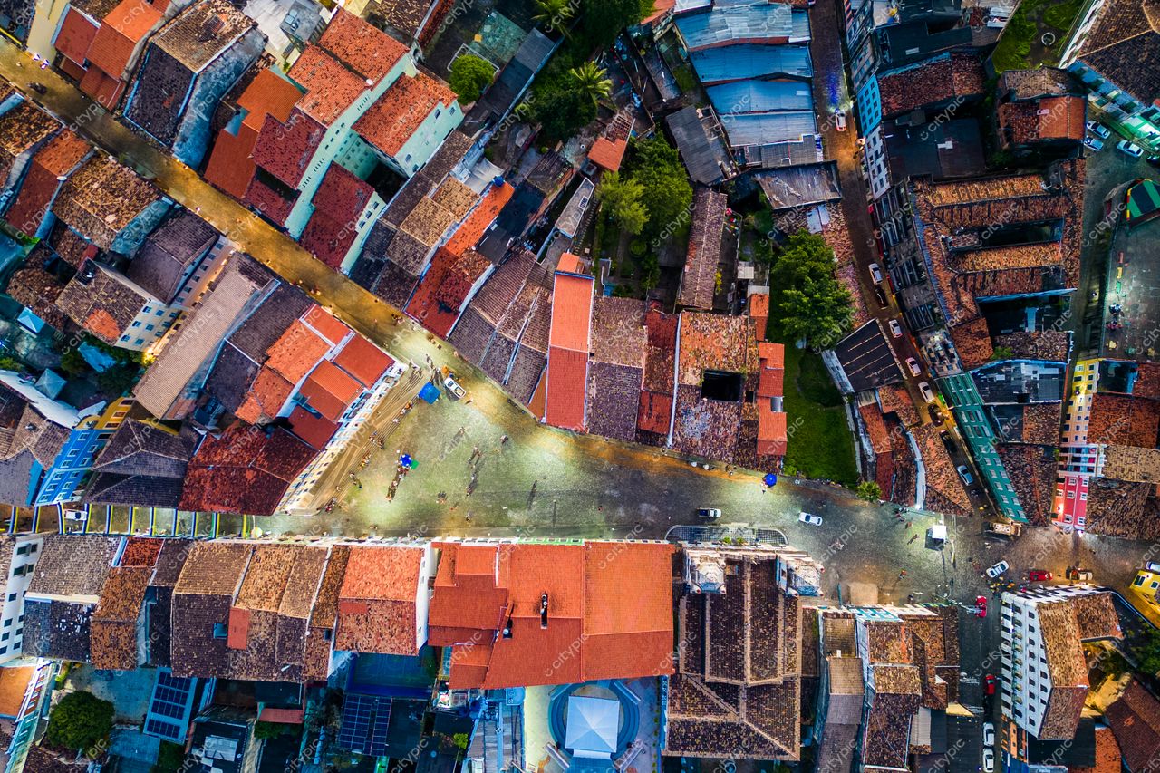 Salvador, Bahia vista aérea ao entardecer com telhados de barro e ruas cruzadas em padrão intrigante