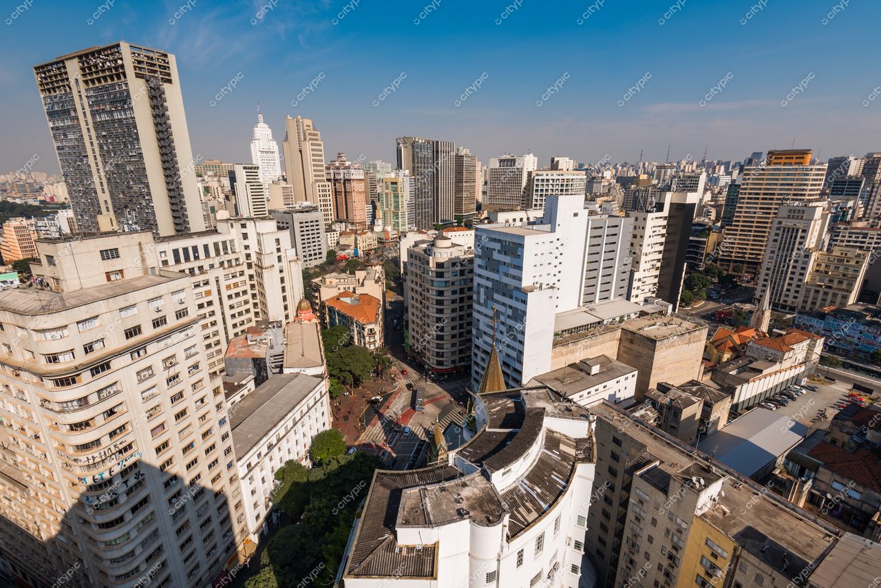 São Paulo, São Paulo, vista panorâmica em dia ensolarado com arranha-céus e áreas verdes entre a arquitetura urbana