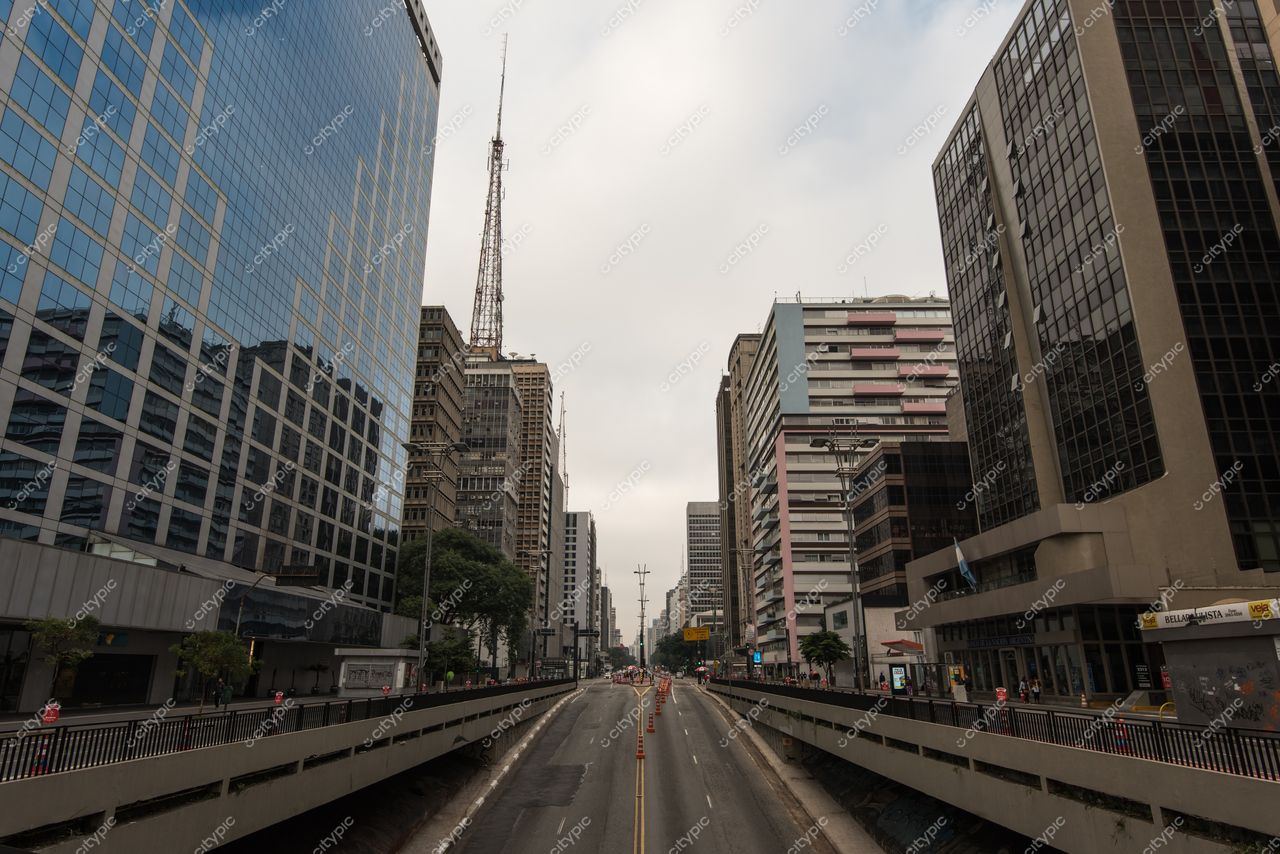 São Paulo, São Paulo, vista da Avenida Paulista com arranha-céus e céu nublado em ambiente urbano tranquilo e vazio