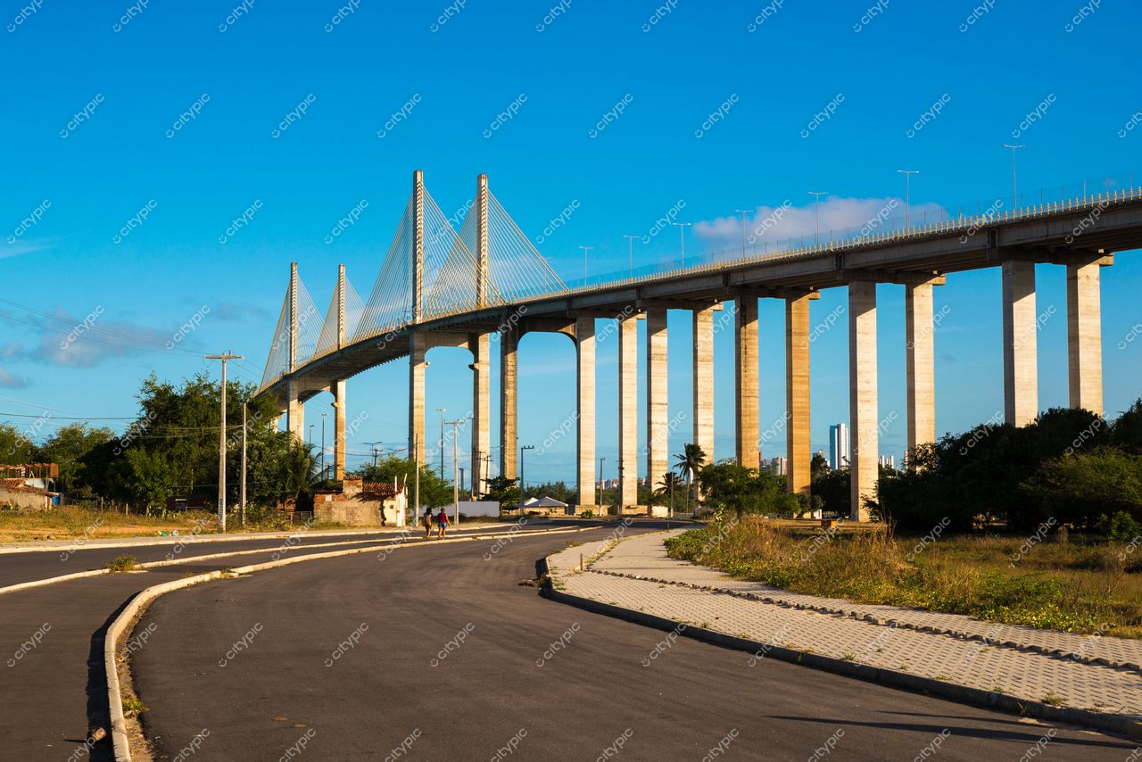 Natal, Rio Grande do Norte, ponte Newton Navarro com céu claro e estrada curvilínea em dia ensolarado