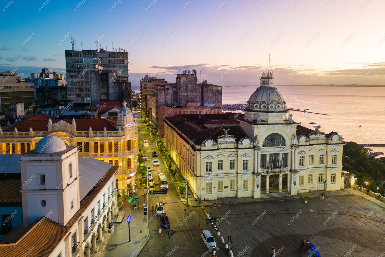Salvador, Bahia vista panorâmica do centro histórico ao entardecer com cúpula ornamentada e mistura de estilos arquitetônicos