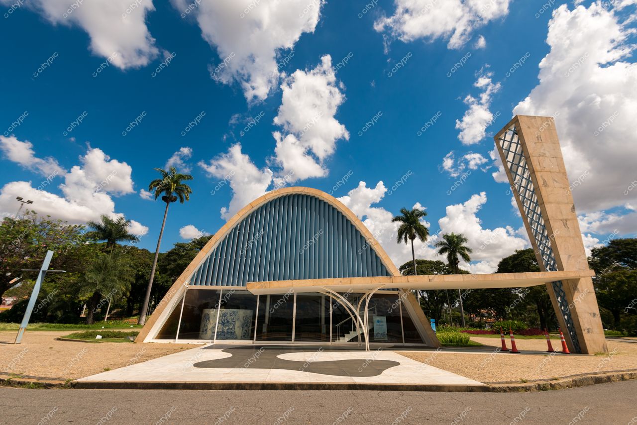 Belo Horizonte, Minas Gerais, edifício moderno com telhado azul e marquise estilizada em área tranquila e ensolarada