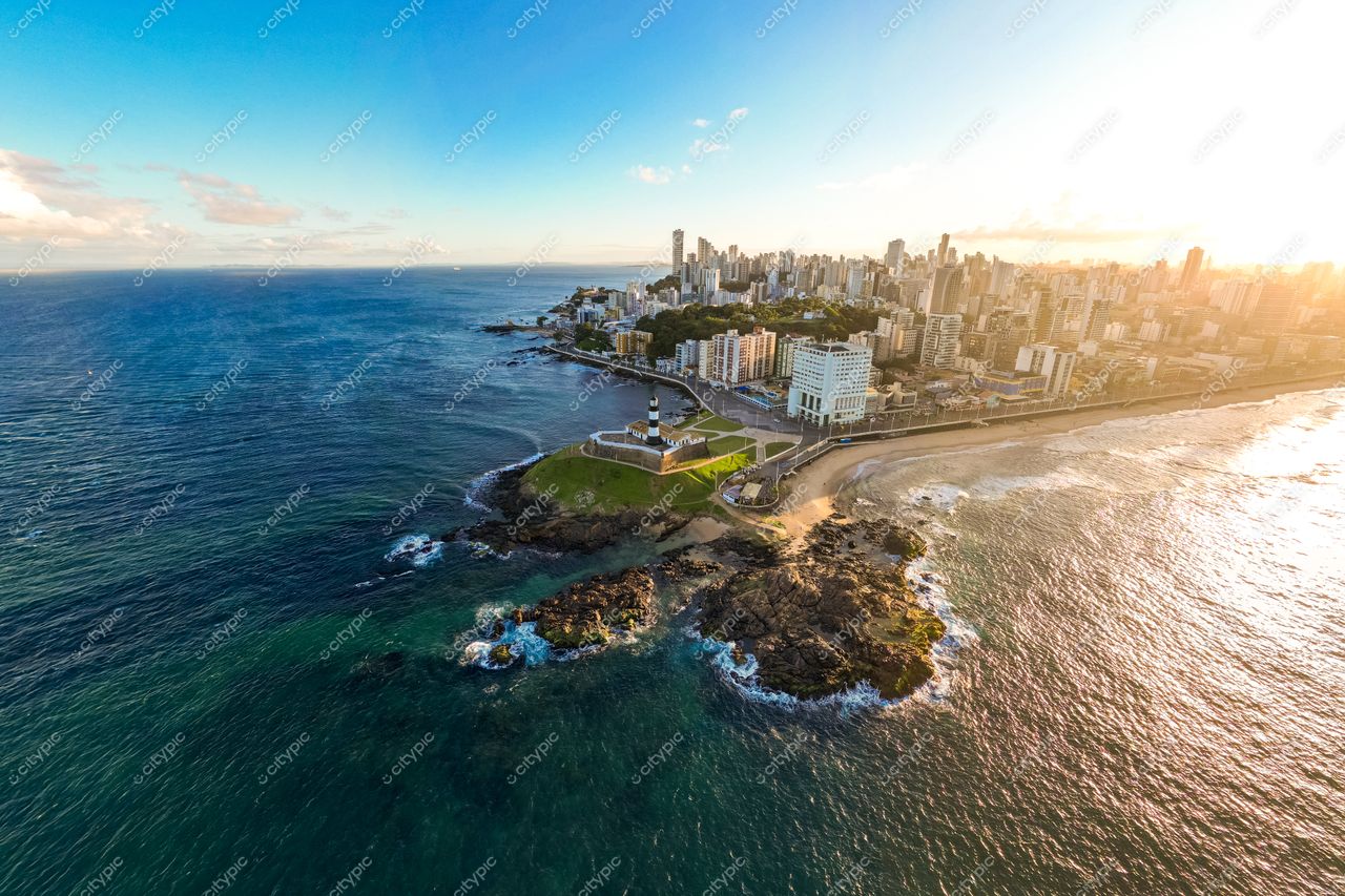 Salvador, Bahia vista aérea ao amanhecer com arranha-céus, rochas e praias em harmonia com a natureza
