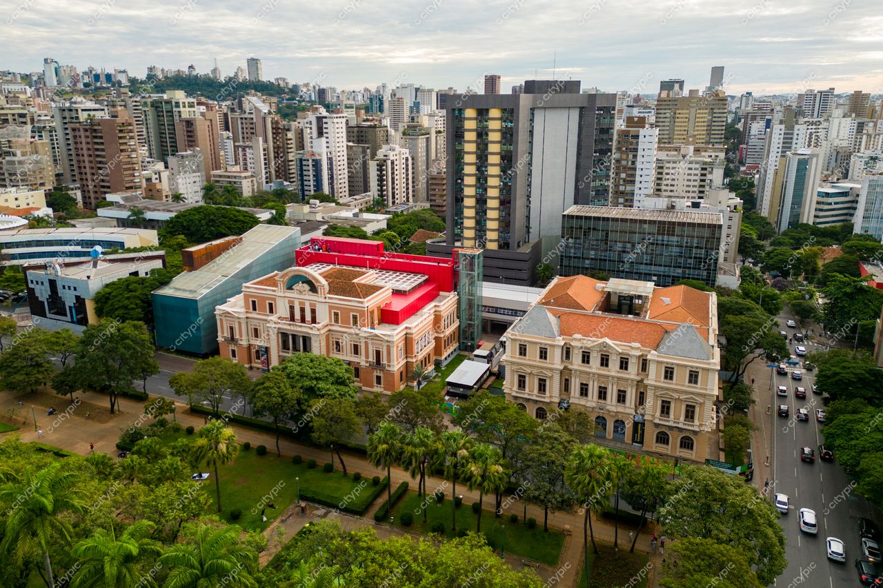 Belo Horizonte, Minas Gerais vista aérea com edifícios históricos e modernos, tráfego suave e áreas verdes iluminadas