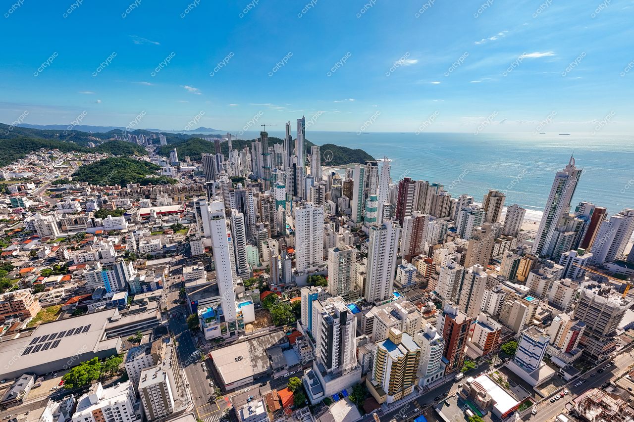 Balneário Camboriú, Santa Catarina vista panorâmica em dia ensolarado com edifícios altos e vegetação ao fundo