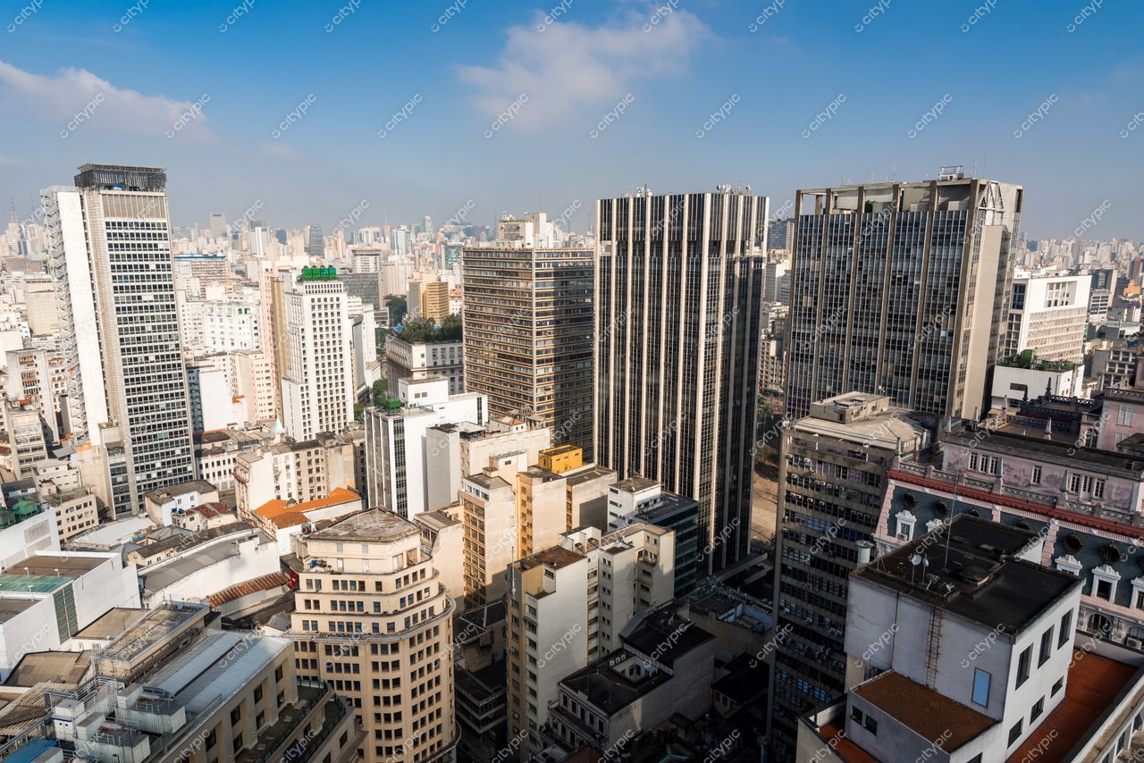 São Paulo, São Paulo, vista panorâmica de arranha-céus em dia ensolarado com arquitetura moderna e antiga