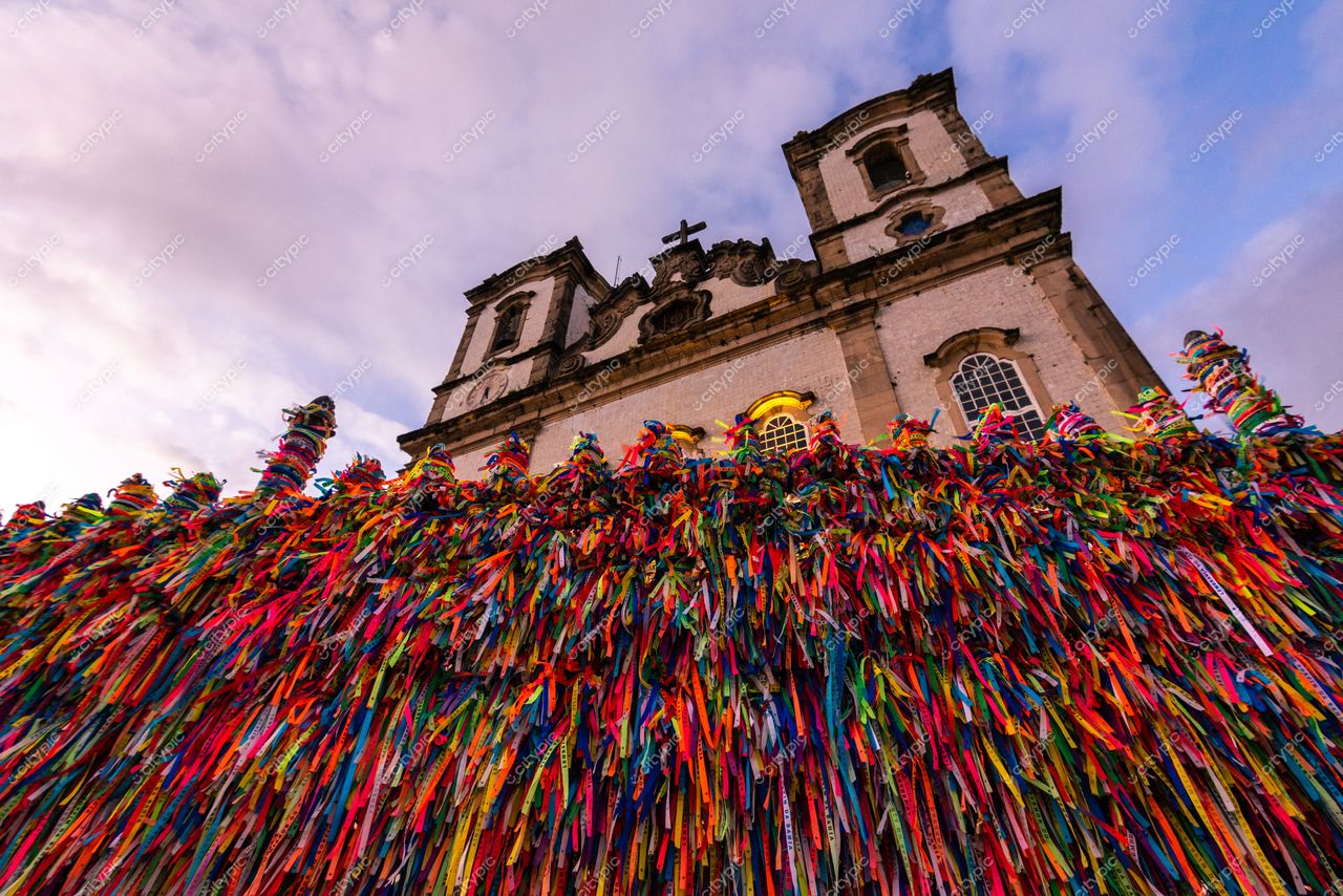 Salvador, Bahia, Igreja de São Francisco com fitas coloridas ao entardecer e céu nublado em destaque