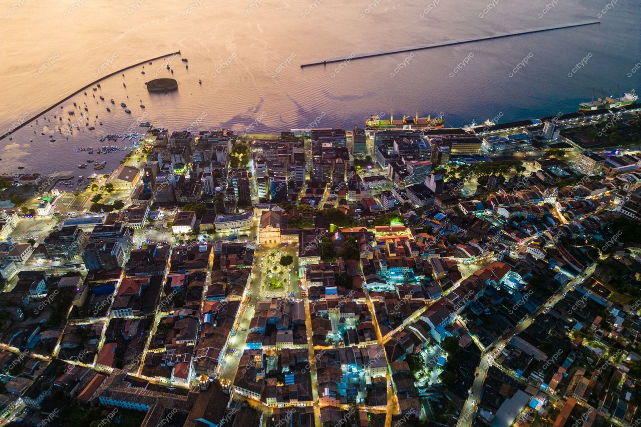 Salvador, Bahia vista aérea ao entardecer com arquitetura histórica, casas coloridas e interseção de áreas urbanas e waterways