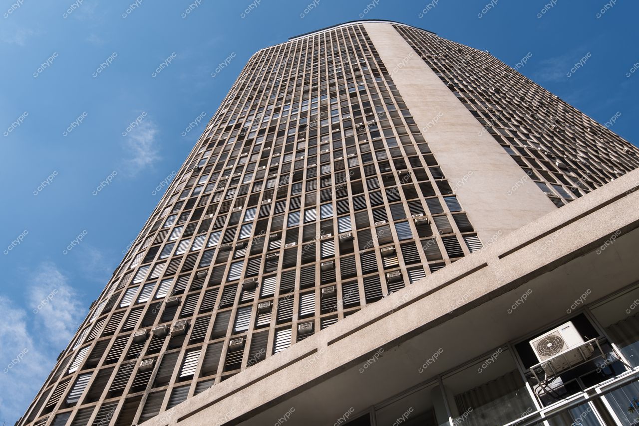 São Paulo, São Paulo, fachada de edifício alto com linhas retas e janelas em dia ensolarado e céu claro