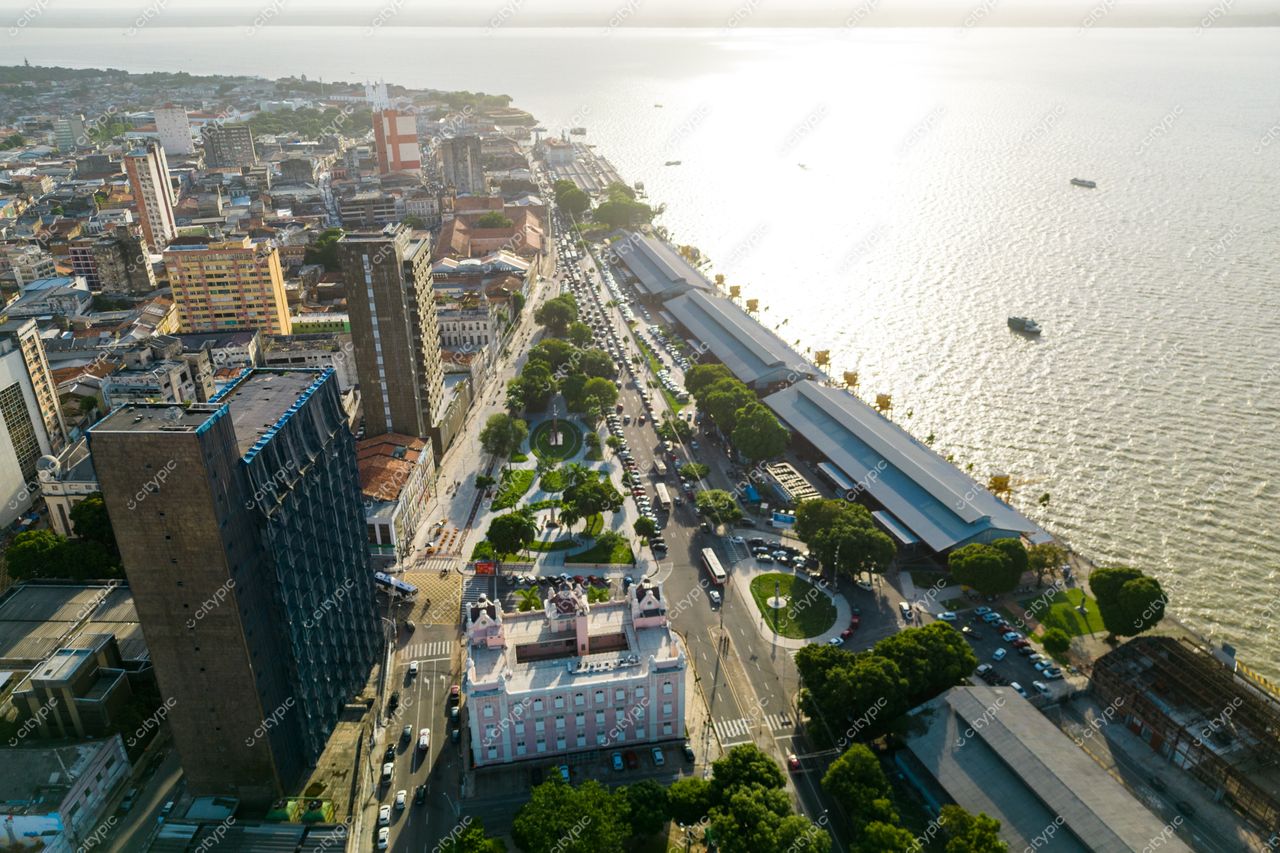 Belém, Pará com vista panorâmica do encontro do rio e mar em dia claro e tráfego leve na orla