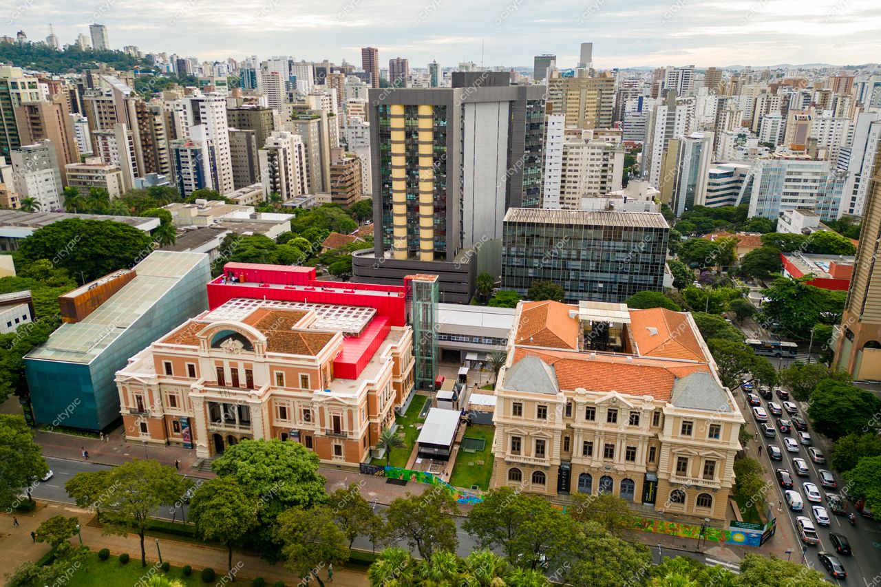 Belo Horizonte, Minas Gerais vista aérea com contraste entre edifícios clássicos e modernos em dia nublado
