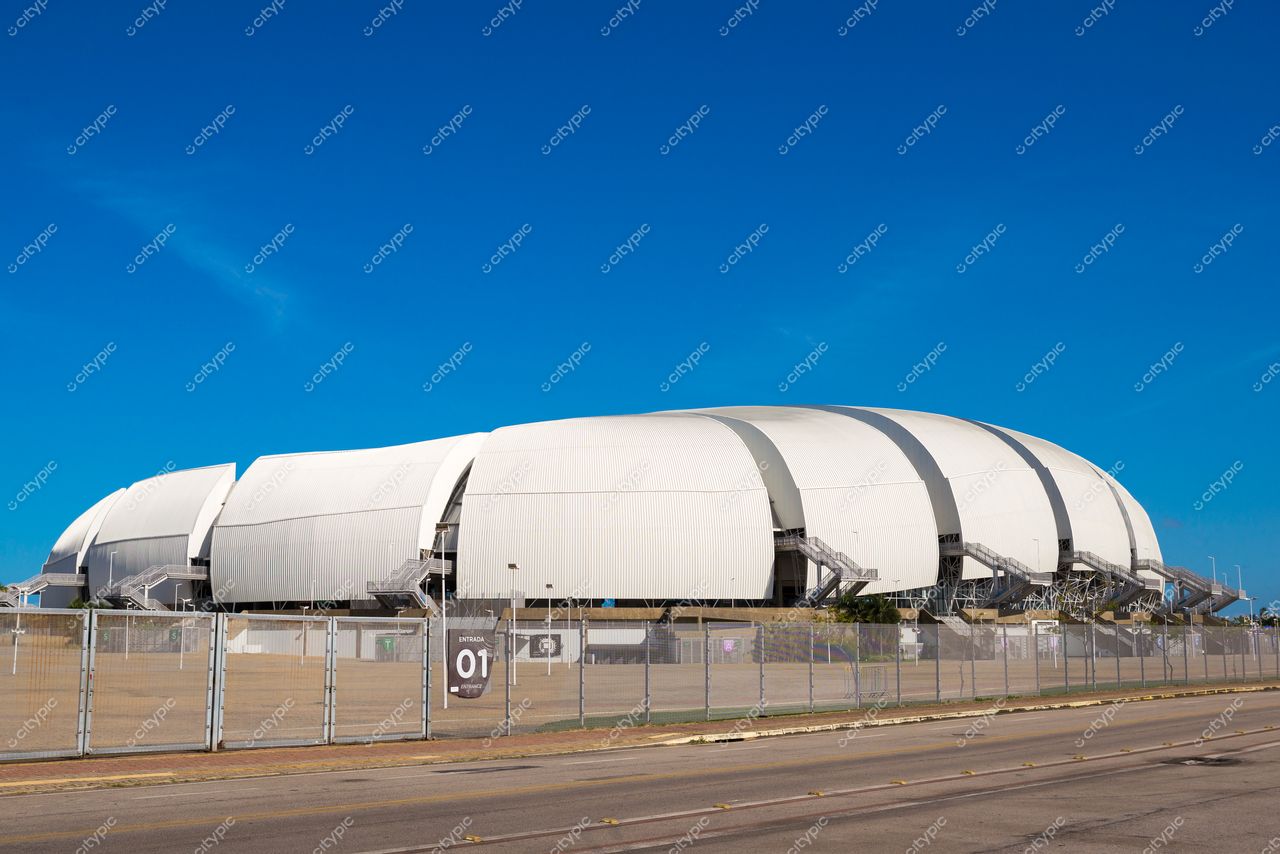 Natal, Rio Grande do Norte, vista lateral de moderno estádio com cobertura branca em manhã ensolarada e céu azul claro