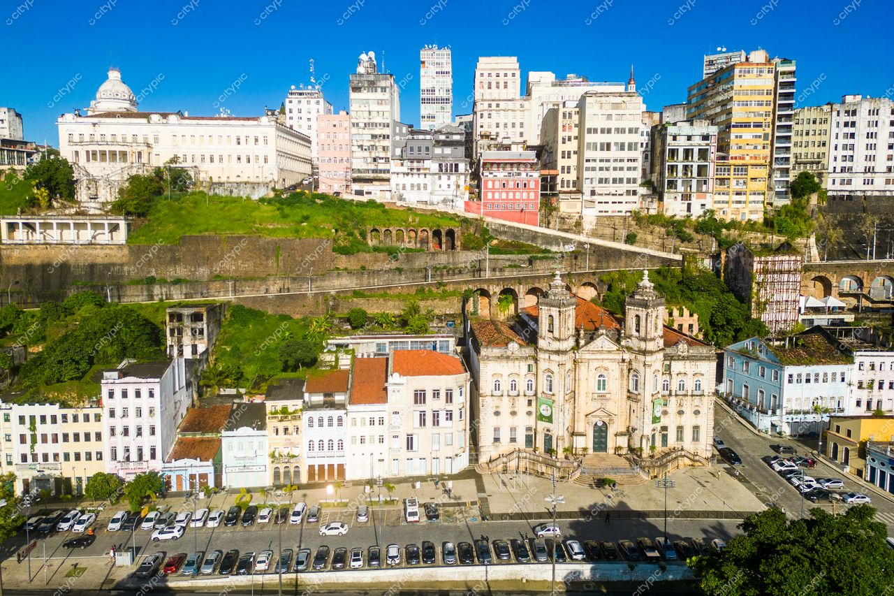 Salvador, Bahia vista panorâmica com arquitetura colonial e moderna, edifício de torres coloridas e arranha-céus ao fundo