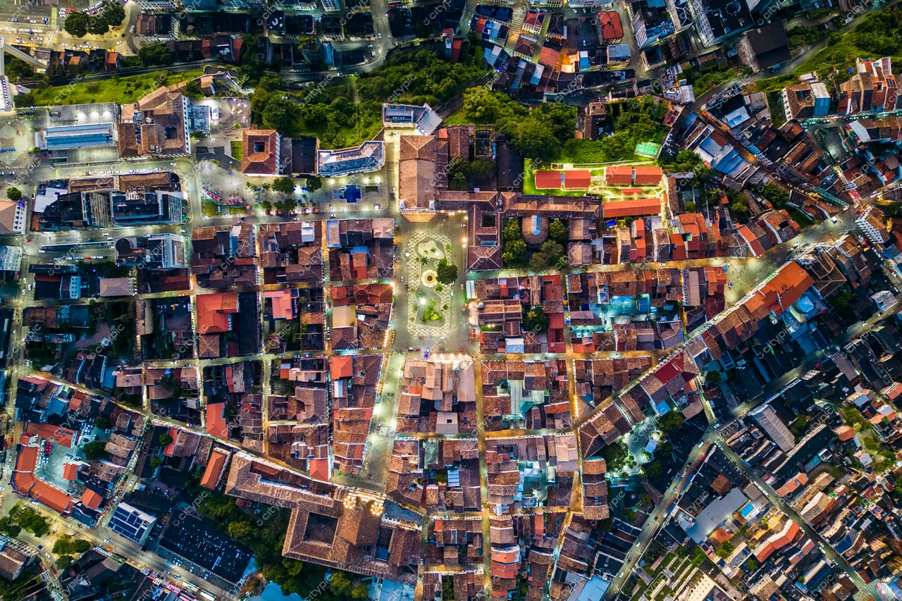 Salvador, Bahia vista aérea com telhados coloridos e vegetação entrelaçada em área urbana ao entardecer