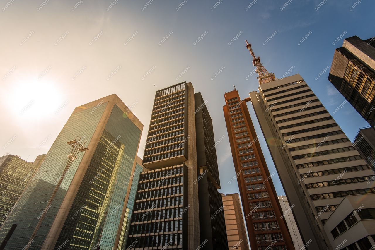 São Paulo, São Paulo, vista urbana com arranha-céus modernos ao pôr do sol e céu azul com nuances douradas