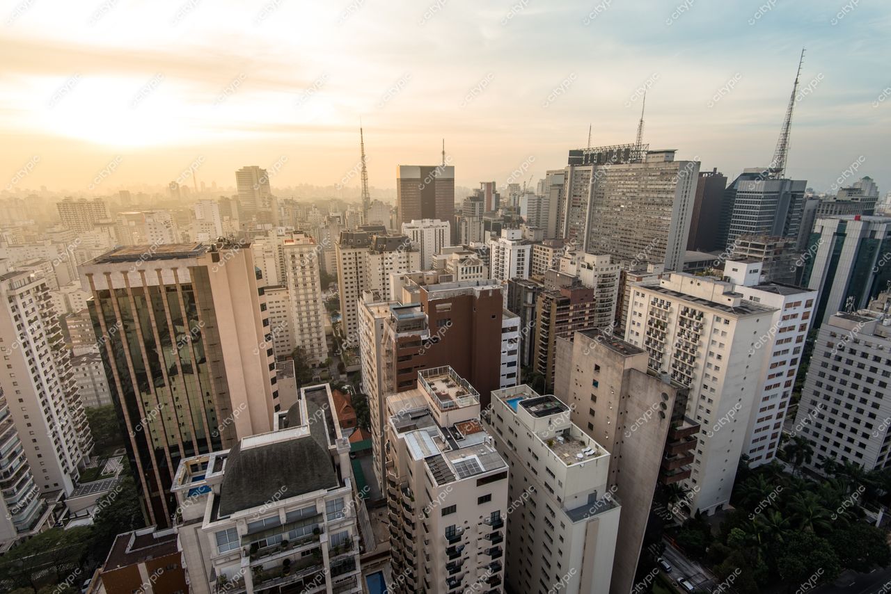 São Paulo, São Paulo, panorama urbano ao pôr do sol com arranha-céus modernos e áreas verdes visíveis