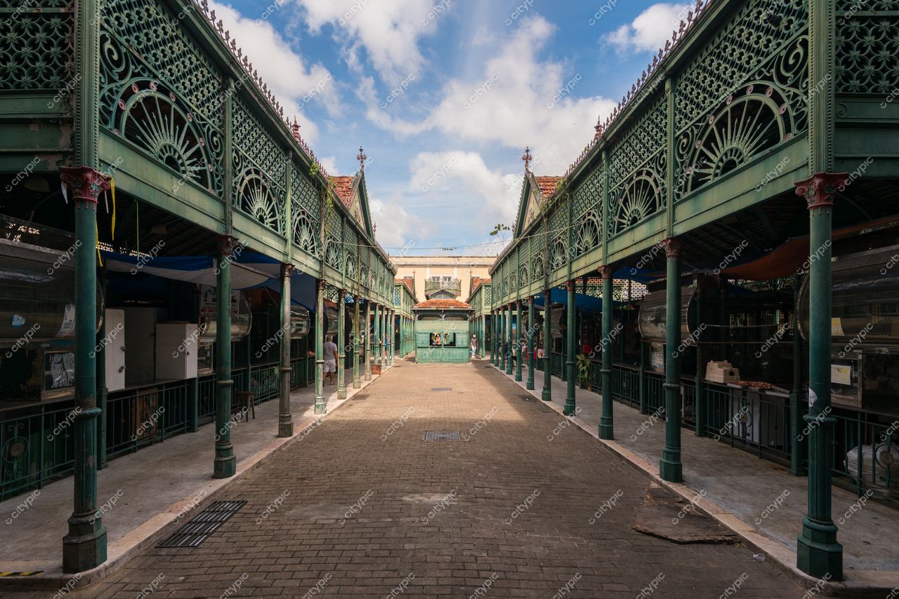 Belém, Pará, mercado com arquitetura colonial verde e detalhes ornamentais em dia ensolarado e céu limpo
