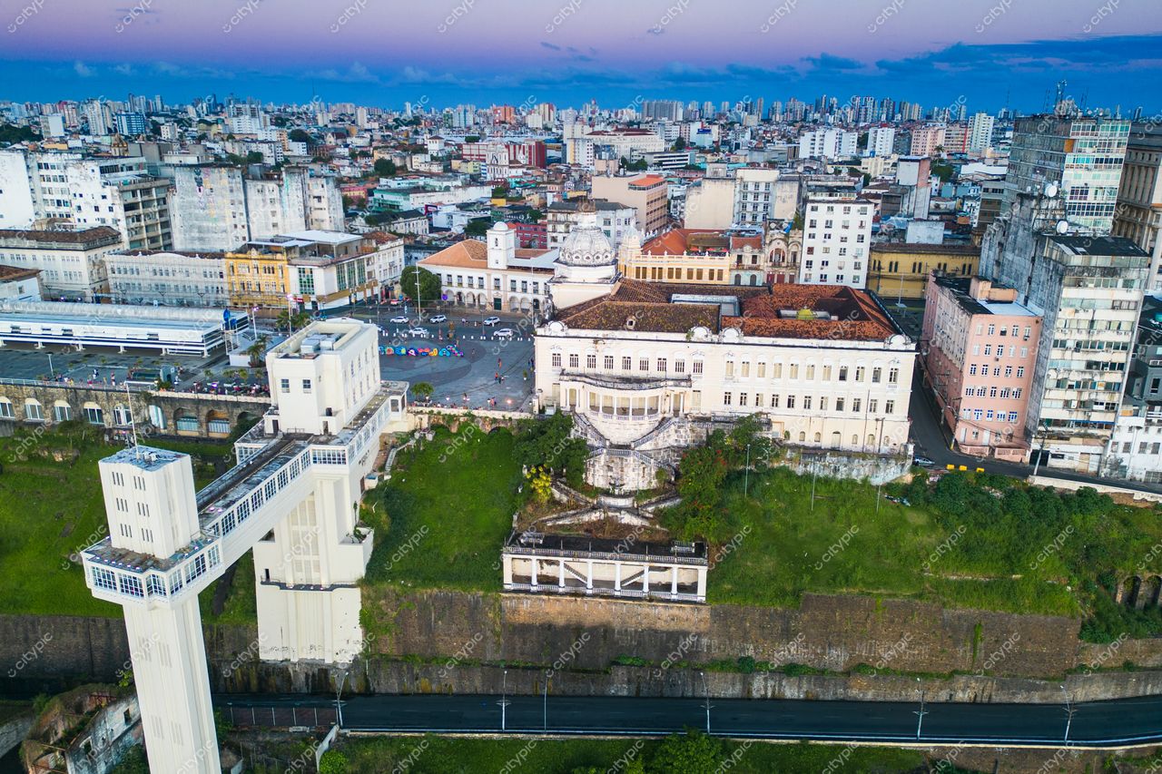 Salvador, Bahia vista aérea ao amanhecer com arquitetura histórica e moderna, jardins e áreas urbanas intercaladas
