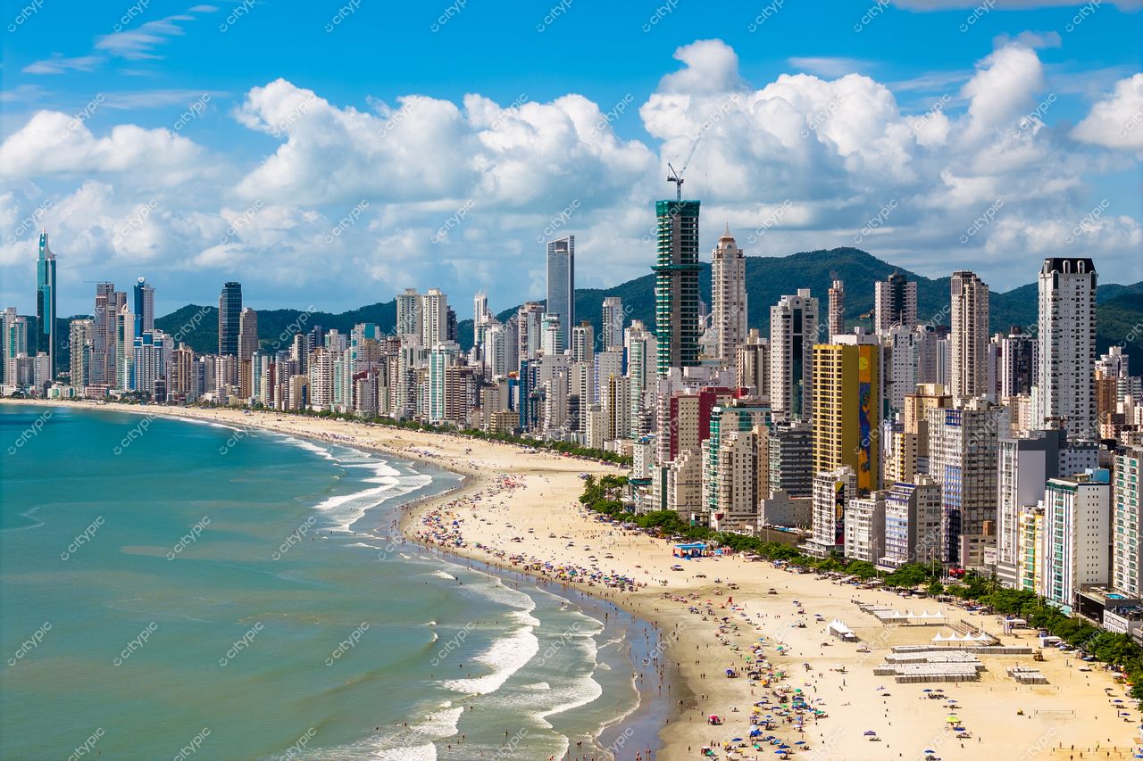 Balneário Camboriú, Santa Catarina, vista panorâmica com arranha-céus modernos e relevo montanhoso em dia ensolarado
