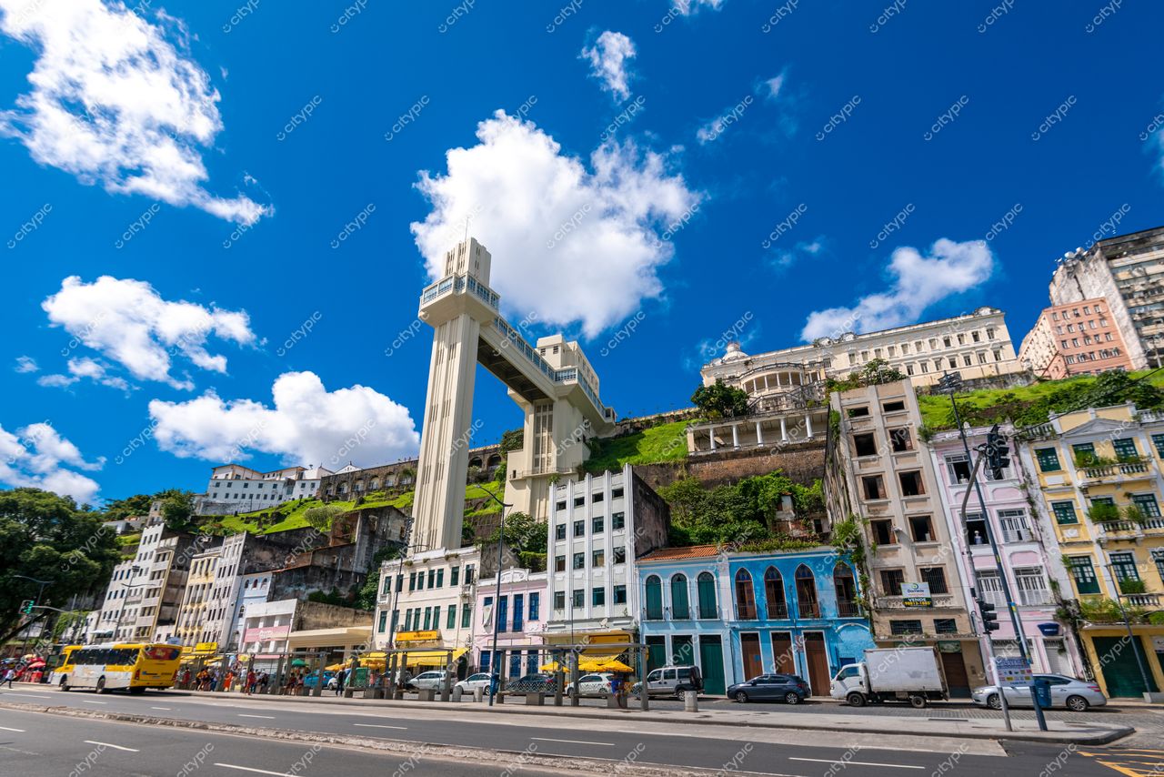 Salvador, Bahia com vista do Elevador Lacerda em dia ensolarado e movimentação nas ruas da cidade