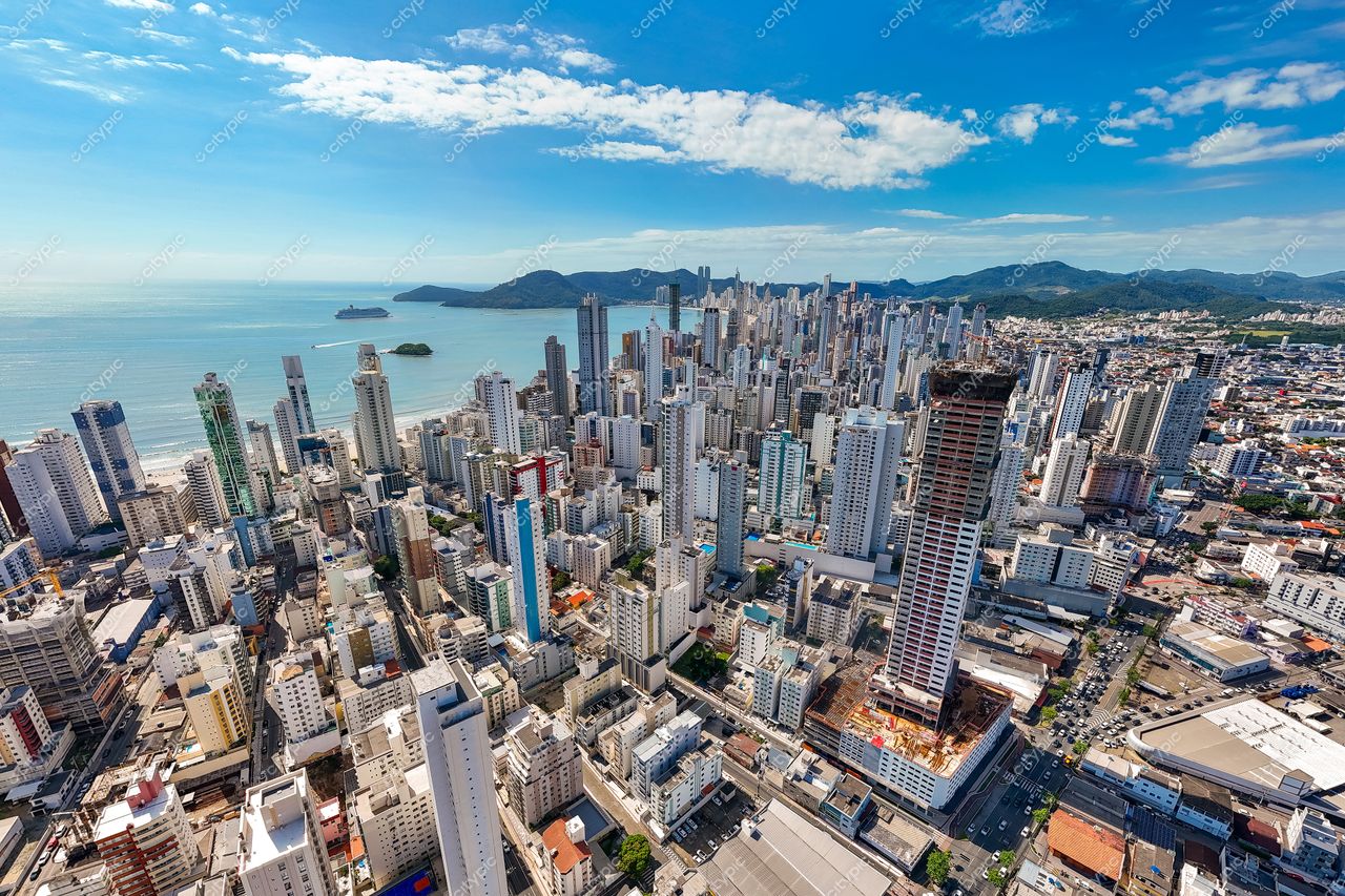 Balneário Camboriú, Santa Catarina, vista panorâmica com arranha-céus modernos e montanhas verdes sob céu ensolarado