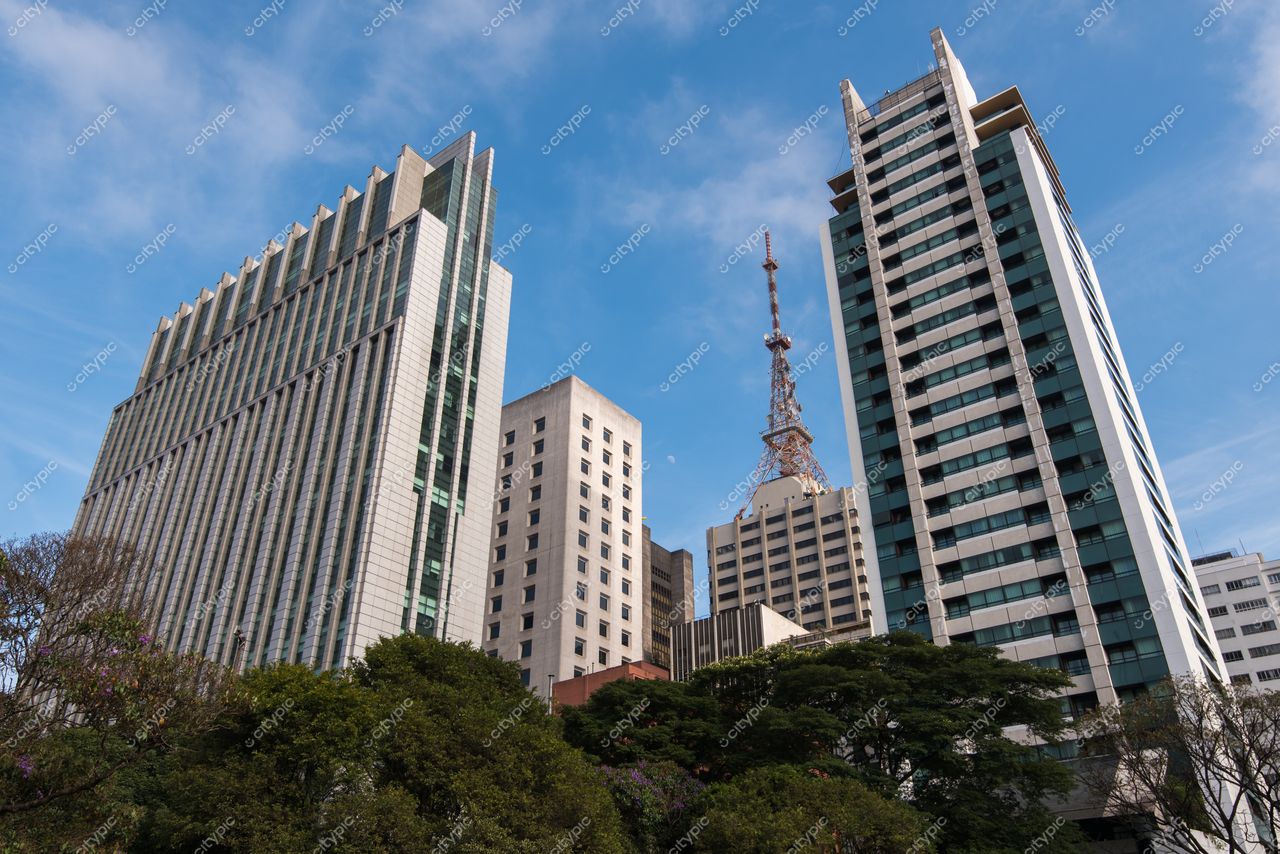 São Paulo, São Paulo, vista urbana com arranha-céus modernos e torre de transmissão em dia ensolarado e céu azul