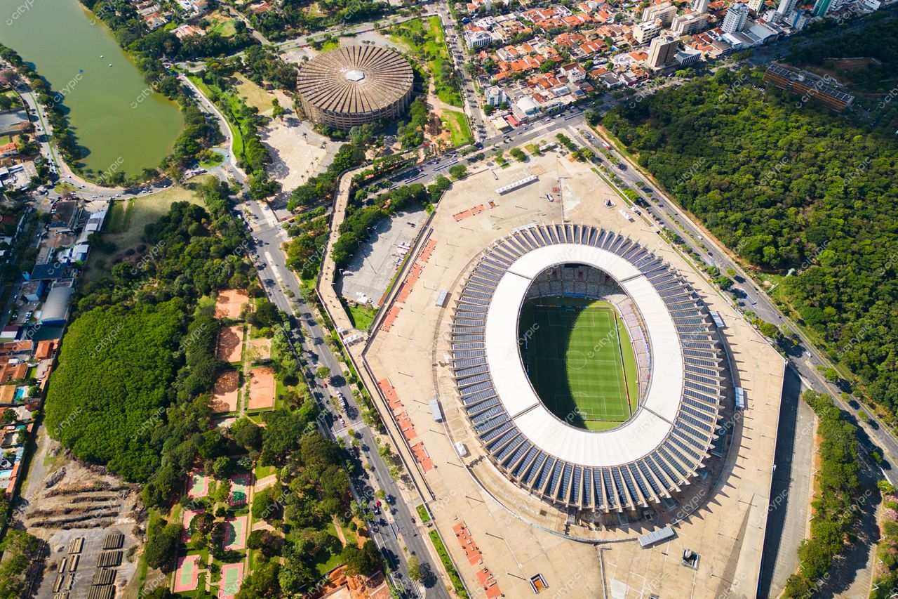 Belo Horizonte, Minas Gerais, vista aérea do Mineirão e Mineirinho com vegetação abundante e lago refletindo a luz do dia