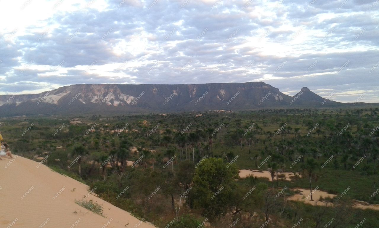 Jalapão, Tocantins, vista panorâmica ao entardecer com montanhas acinzentadas e vegetação verdejante em primeiro plano