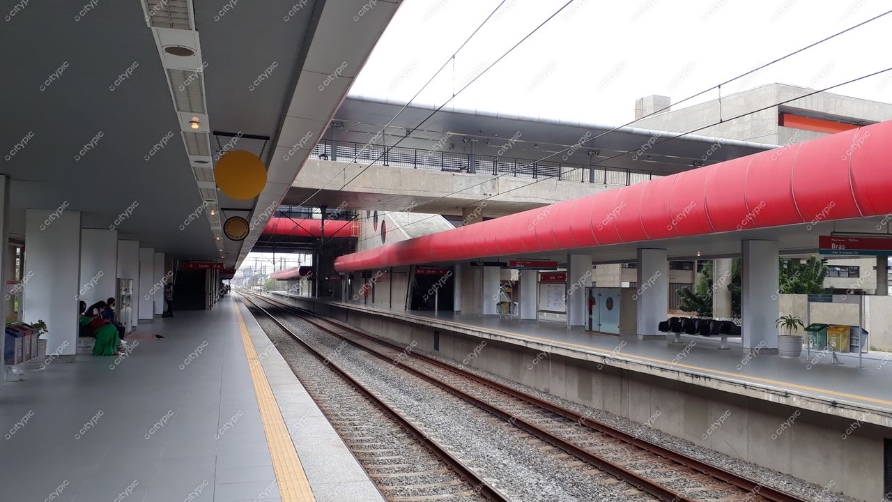 São Paulo, São Paulo, estação de trem moderna com tubos vermelhos no teto e passageiros em dia nublado