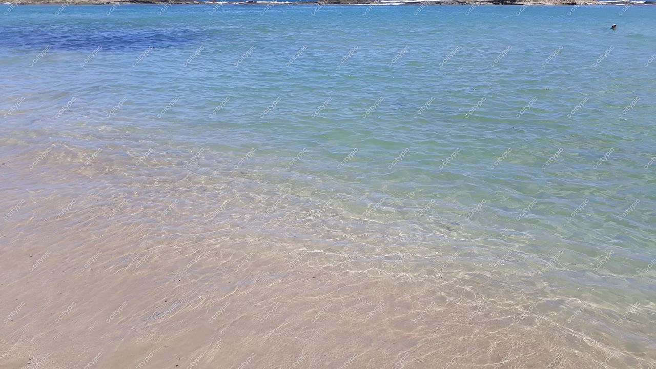Nísia Floresta, Rio Grande do Norte, vista da praia com água cristalina e areia clara em dia ensolarado