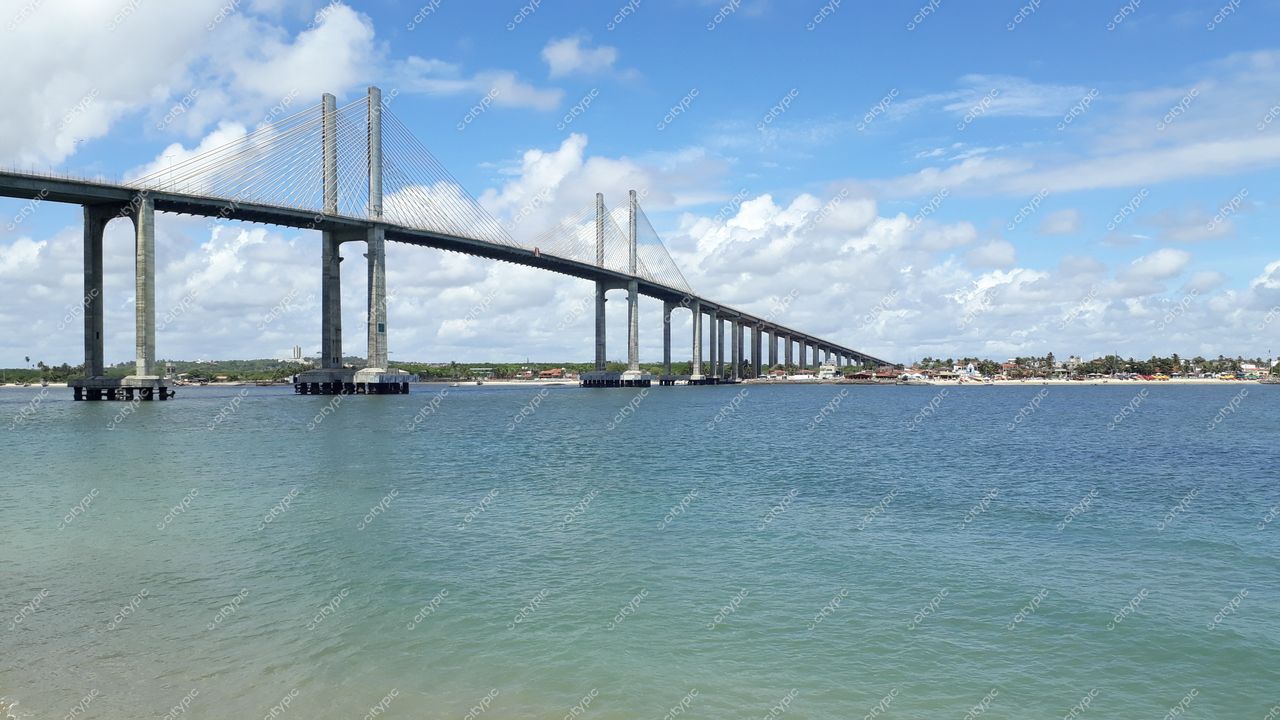 Natal, Rio Grande do Norte, Ponte Newton Navarro com céu claro e vegetação à beira-mar em dia ensolarado