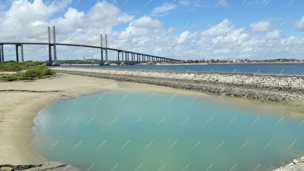 Natal, Rio Grande do Norte, Ponte Newton Navarro sob céu azul com lagoa e vegetação rasteira em primeiro plano