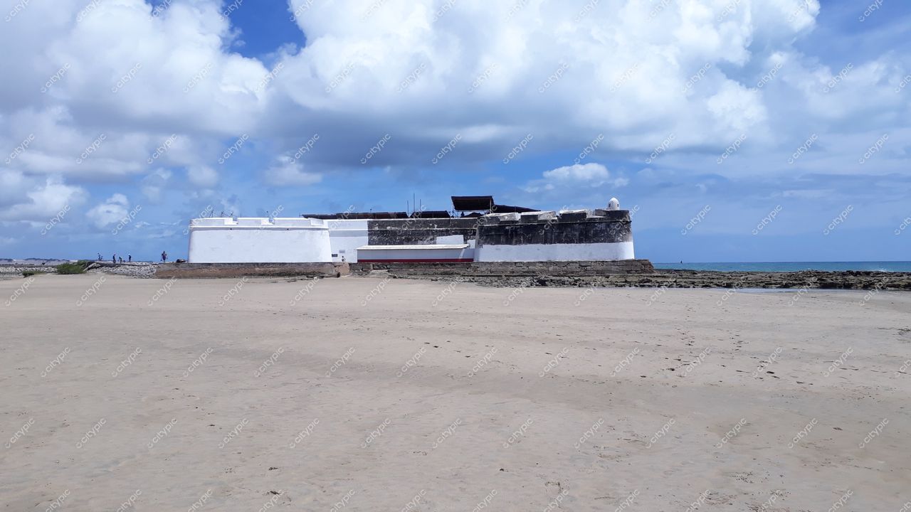 Natal, Rio Grande do Norte, forte histórico à beira-mar com céu azul e areia clara em primeiro plano