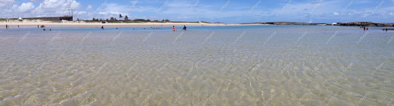 Natal, Rio Grande do Norte com praia de areia branca e águas calmas em dia ensolarado e pessoas se divertindo