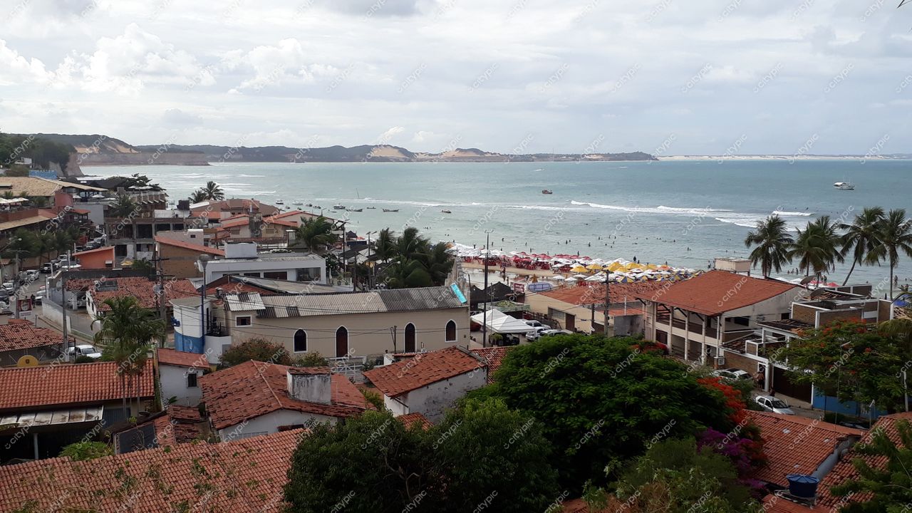 Tibau do Sul, Rio Grande do Norte com vista panorâmica do mar e barracas coloridas sob céu nublado