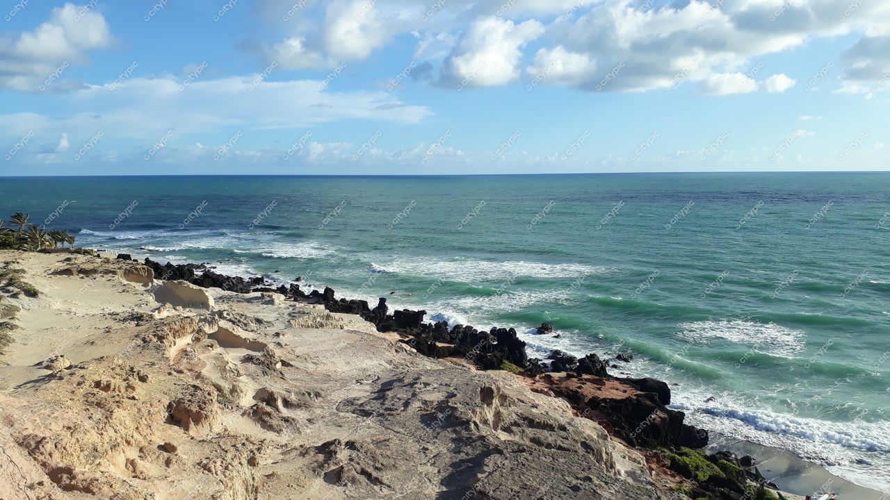 Tibau do Sul, Rio Grande do Norte com vista panorâmica do mar e vegetação costeira em dia nublado