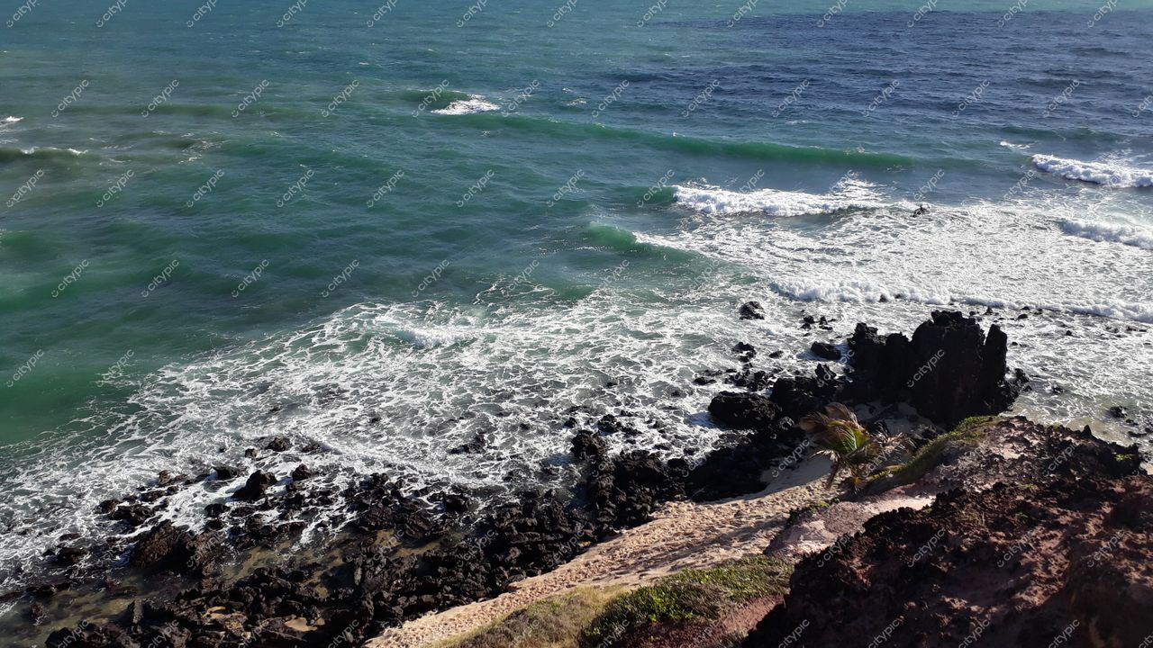 Tibau do Sul, Rio Grande do Norte vista panorâmica da costa com mar verde e azul e rochas escuras
