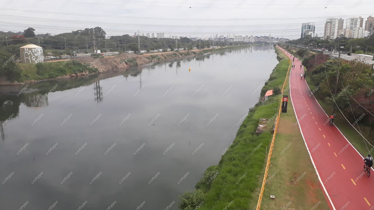 São Paulo, São Paulo, vista do rio com vegetação nas margens e ciclovia à direita em dia nublado