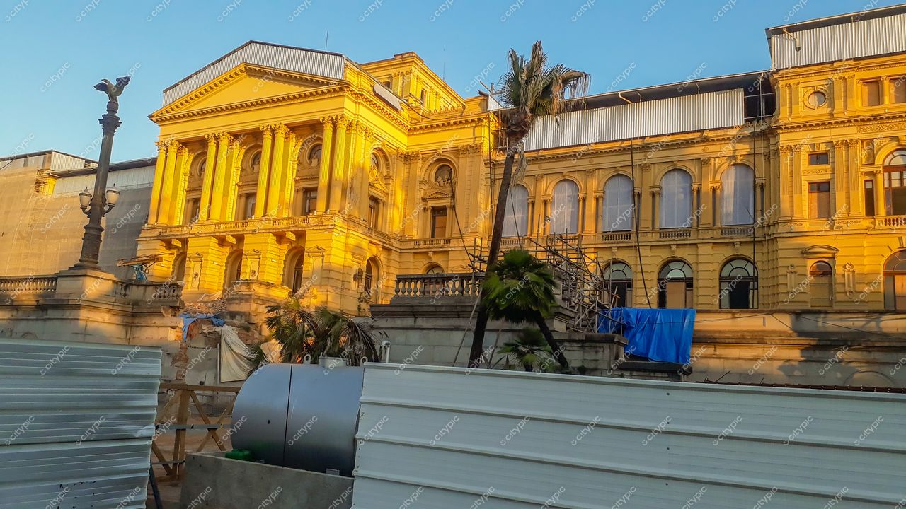 São Paulo, São Paulo, edifício histórico com arquitetura clássica iluminado pelo final da tarde e cercas brancas em obras