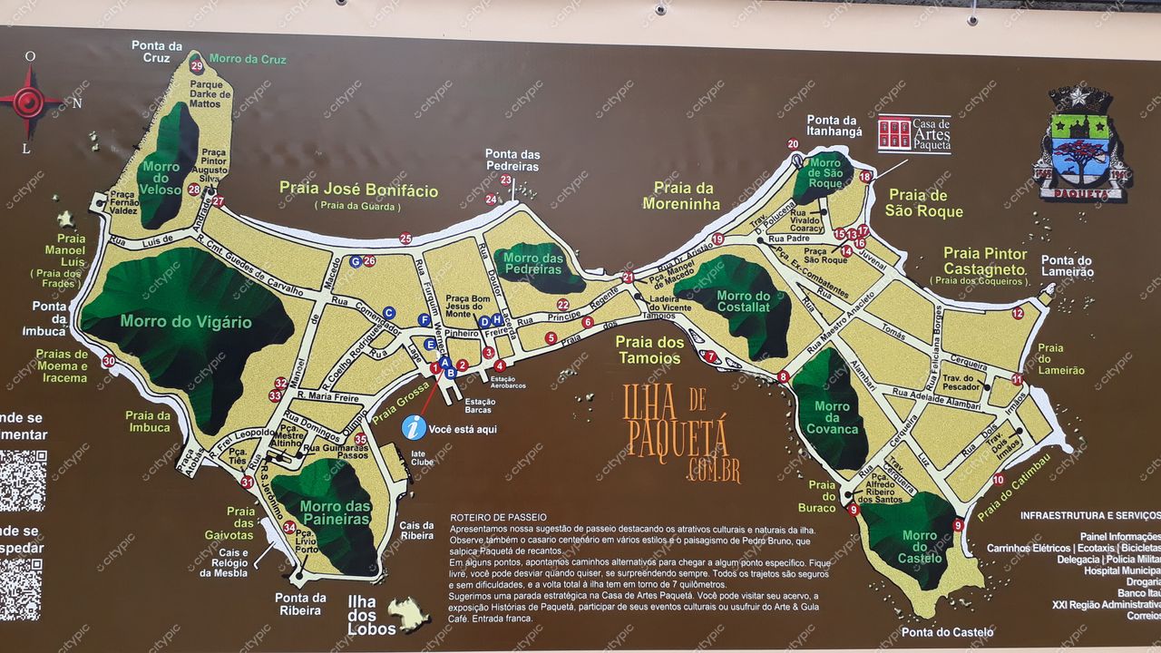 Ilha de Paquetá, Rio de Janeiro, mapa detalhado com praias, morros e principais ruas em fundo marrom e verde