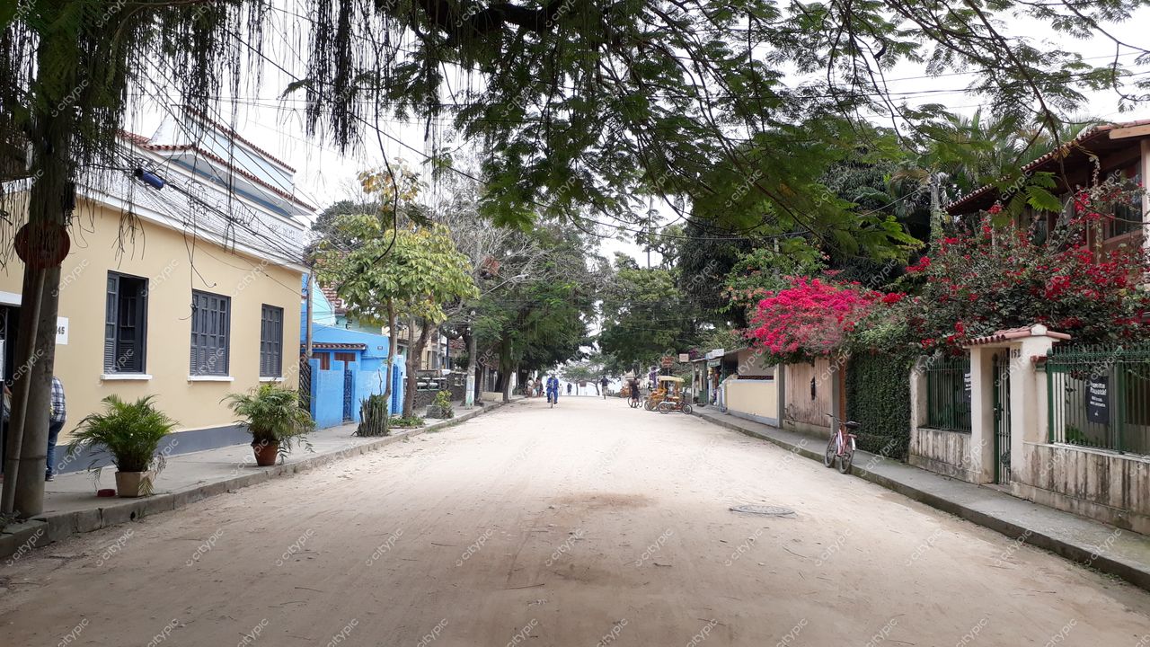 Ilha de Paquetá, Rio de Janeiro em dia nublado com casas coloridas e vegetação abundante em rua tranquila